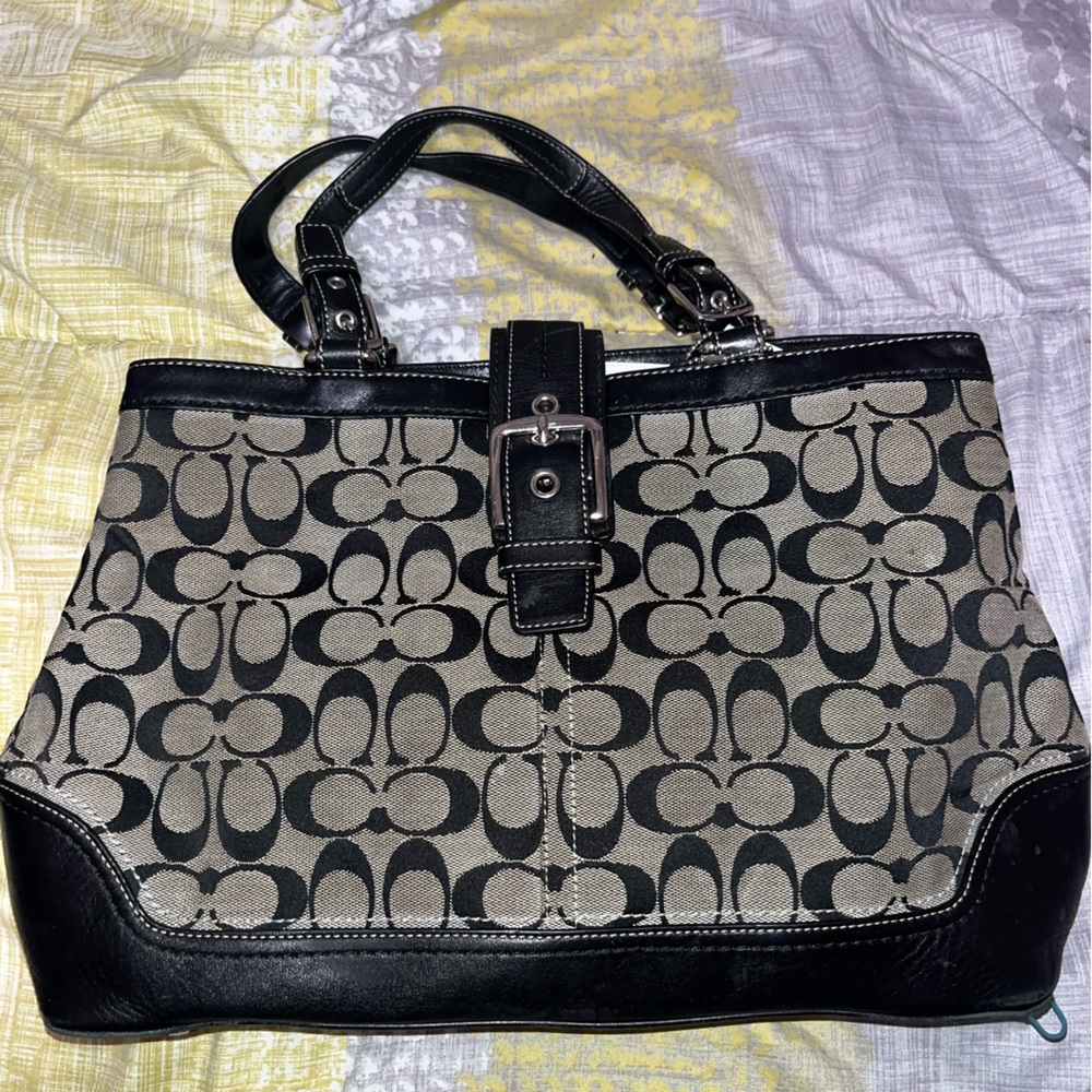 Vintage Y2K Coach bag. It is cute and in good conditions!